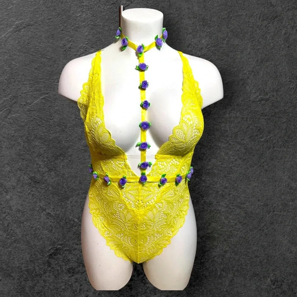 Fashion Nova Other - Fashion Nova lace and floral lingerie - OS - Queen